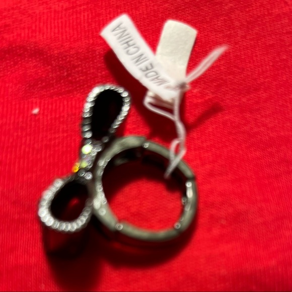 Very pretty Bow ring with a little bling. Band is adjustable expands as needed - Picture 4 of 5